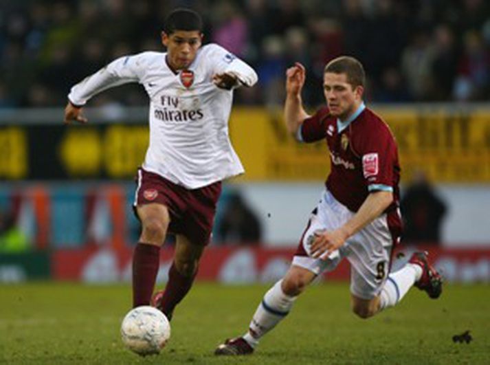Jóhannes Karl í baráttu við Denilson