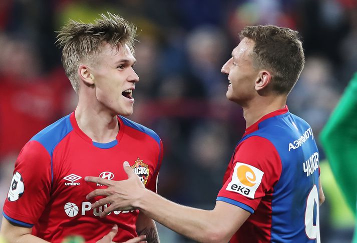 Chalov, til hægri, fagnar marki með Arnóri í leik með CSKA á síðustu leiktíð.