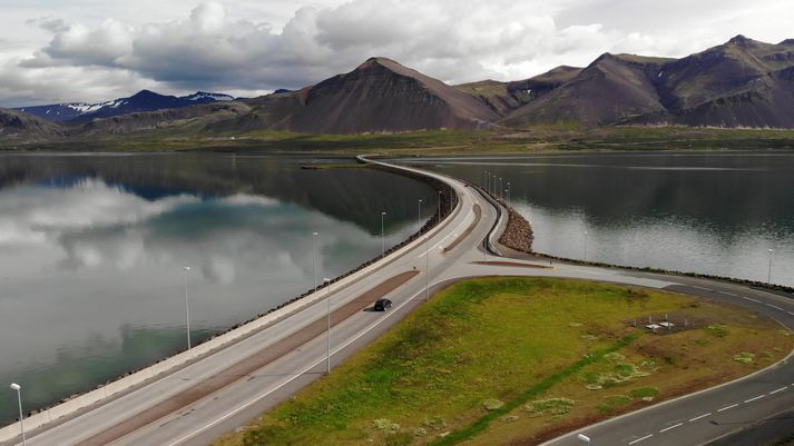 Séð yfir Borgarfjarðarbrúna við Borgarnes en brúin er sú lengsta hér á landi.