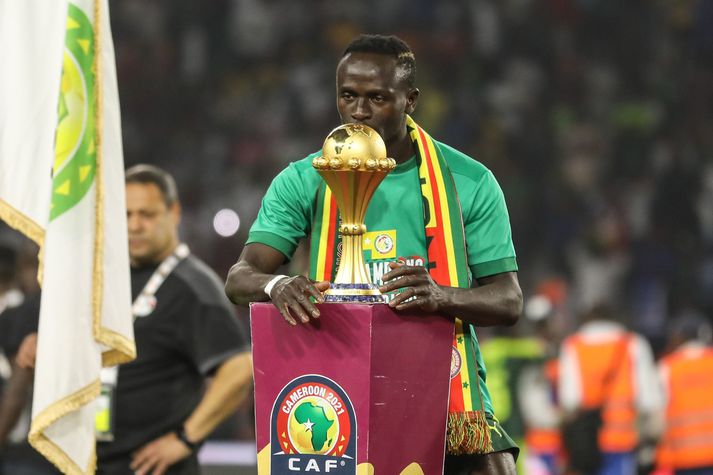 Sadio Mané kyssir fyrsta Afríkubikar Senegal. 