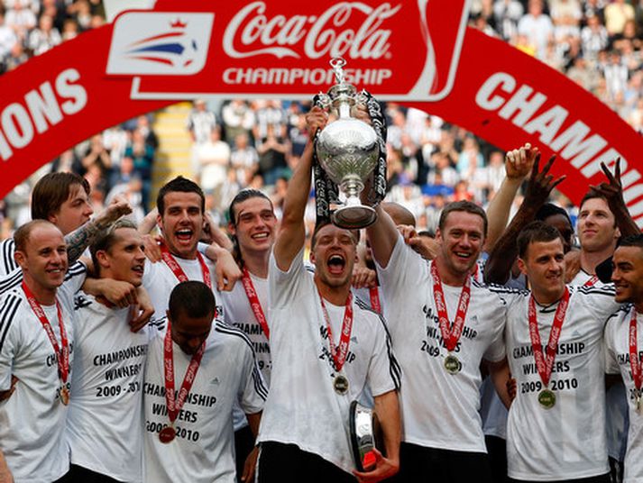 Fyrirliðar Newcastle United, Alan Smith og Kevin Nolan, lyfta bikarnum.