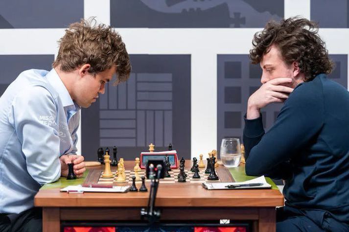 Magnus Carlsen og Hans Niemann í örlagaríkum leik sínum á Sinquefield-skákmótinu síðastliðið haust.