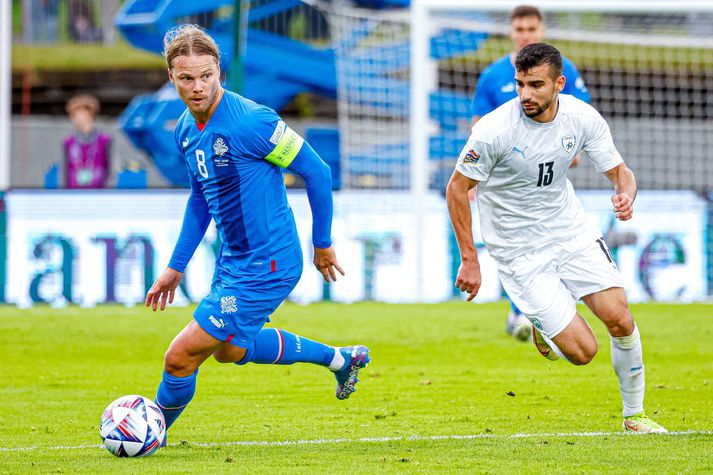 Birkir Bjarnason með fyrirliðabandið í einum af 113 A-landsleikjum sínum. Hann var í landsliðshópnum í leikjunum í júní, gegn Slóvakíu og Portúgal, en kom ekki við sögu.