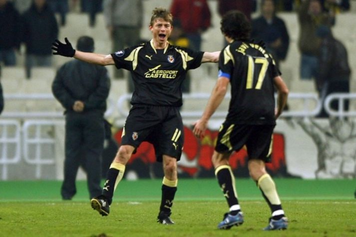 Jon Dahl Tomasson fagnar mark í leik með Villarreal.