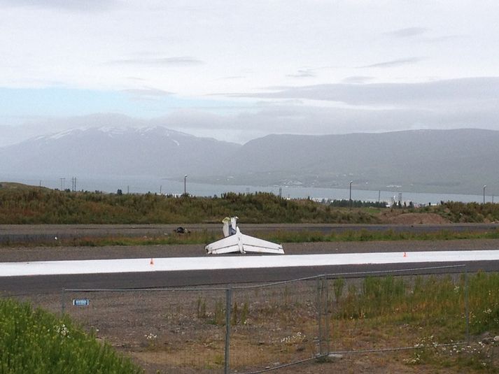 Tveir létust þegar flugvél hrapaði  Hlíðarfjallsveg á Akureyri í dag.