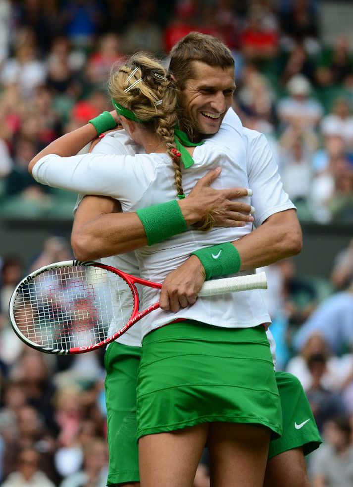 Mirnyi og Azarenka féllust í faðma þegar sigurinn var í höfn.