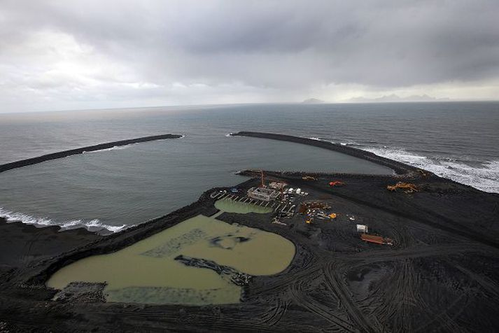 Landeyjahöfn Loka hefur þurft höfninni vegna gífurlegs aurburðar sem sérfræðingar segja að sé að miklu leyti gosefni úr Eyjafjallajökli.
Fréttablaðið/Vilhelm