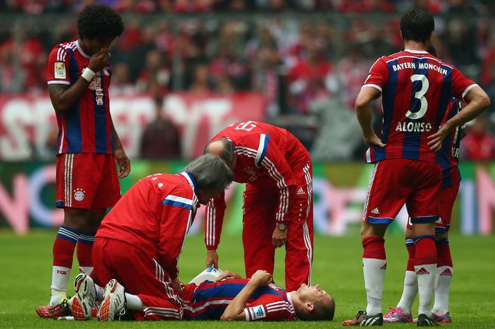 Hans-Wilhelm Müller-Wohlfahrt hugar hér að leikmanni Bayern München.