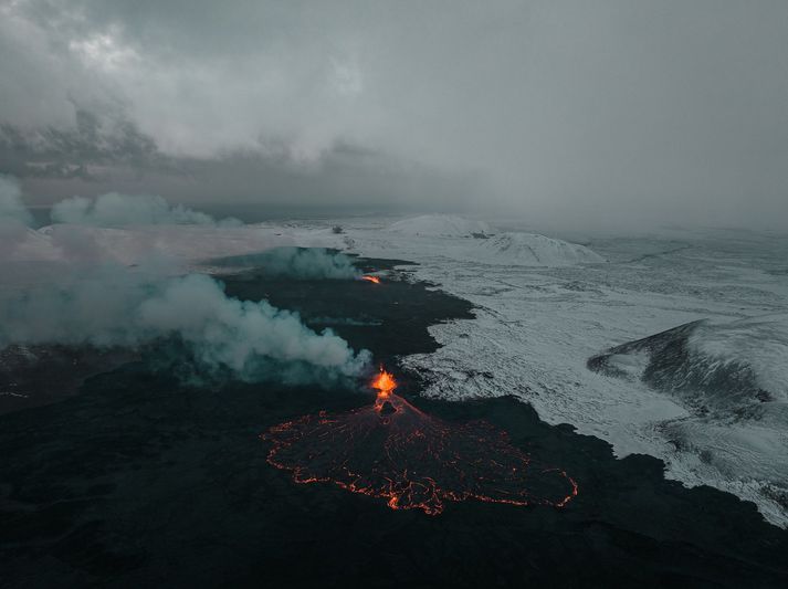 Skörp skil eruá milli nýja hraunsins og þess gamla vegna snjókomunnar í nótt og dag.