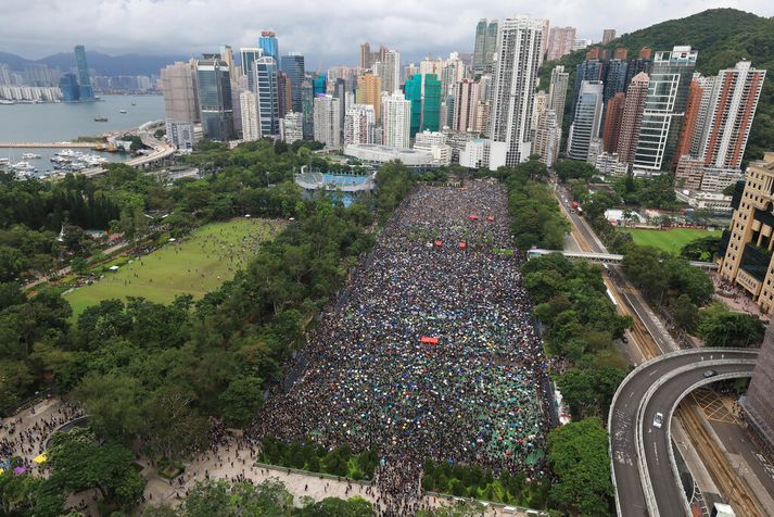 Mótmælendur fylltu Viktoríugarðinn í miðborg Hong Kong í dag.