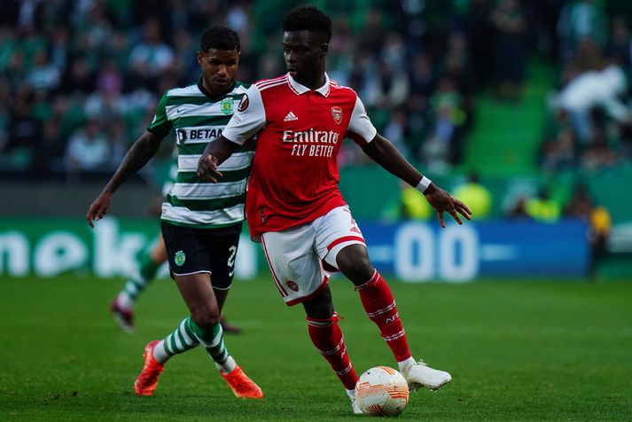 Bukayo Saka með boltann í leiknum í Portúgal í kvöld.