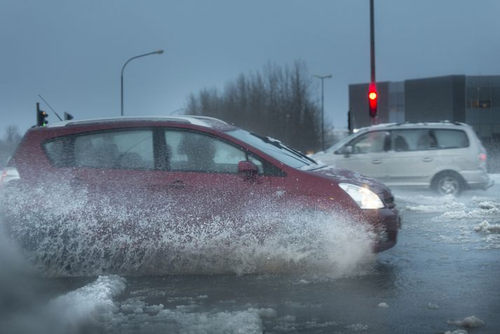 Eftirspurn eftir olíu er alla jafna minni á þessum tíma árs og því væri það fjarstæðukennt ef það myndi skila sér í lægra olíuverði.