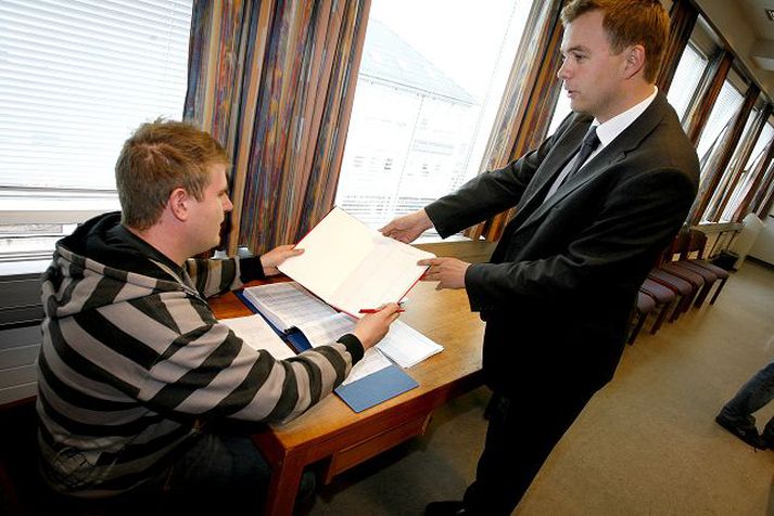 Skyggnst í skattana Borgar Þór Einarsson mótmælti aðgangi almennings að álagningarskrám á skrifstofu skattstjóra fyrir nokkrum árum.