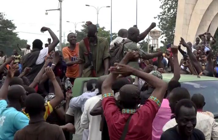 Skjáskot úr myndbandi sem sýnir hóp fólks sem safnast hefur saman á Sjálfstæðistorginu í Bamako í Malí fagna hermönnum sem keyra í gegn um þvöguna.