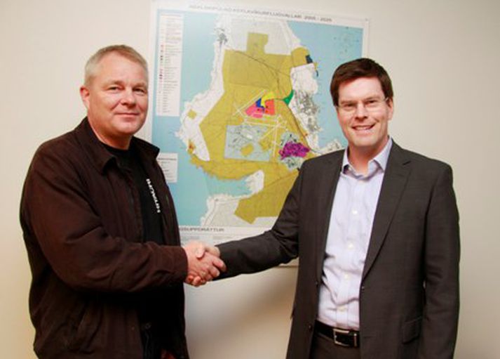 Auðunn Þór Almarsson framkvæmdastjóri A.Þ. Vélaleigu og Kjartan Þór Eiríksson framkvæmdastjóri Þróunarfélags Keflavíkurflugvallar.
