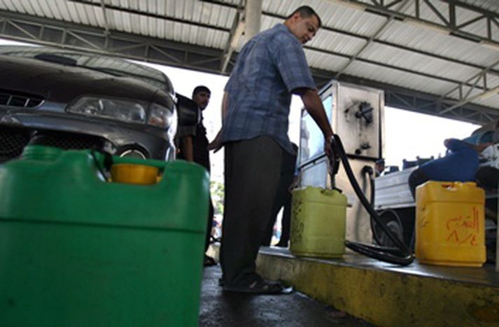 Palestínumaður sést hér hamstra bensín vegna tilkynningar Ísraela í morgun.
