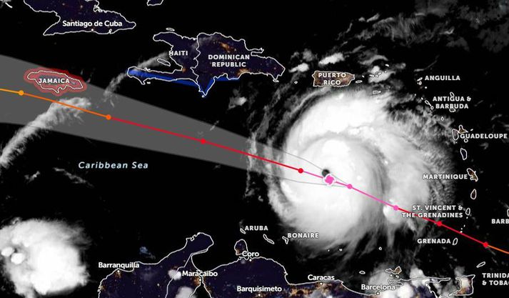 Beryl fór yfir Grenada, Barbados og fleiri eyjar í gær og í nótt og er nú á leið yfir Jamaíka.