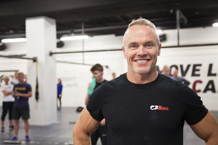 Evert Víglundsson hefur tvisvar keppt í liðakeppni á heimsmótinu í CrossFit og lenti eitt sinn í 24. sæti af 20 í 25 þúsund keppenda hóp í einstaklingskeppni. "Möguleg ástæða þess að ég hef ekki komist alla leið í þessu sporti er að ég hef stundum tekið vinnu og fjölskyldu fram yfir tímafrekar æfingar sem þurfa að fara fram alla daga, mörg ár í röð. Líka farið stöku sinnum í ísbúðina og fengið mér bjór með vinum. Það er allt eða ekkert sem dugar ef maður ætlar sér á verðlaunapall í CrossFit," segir Evert.