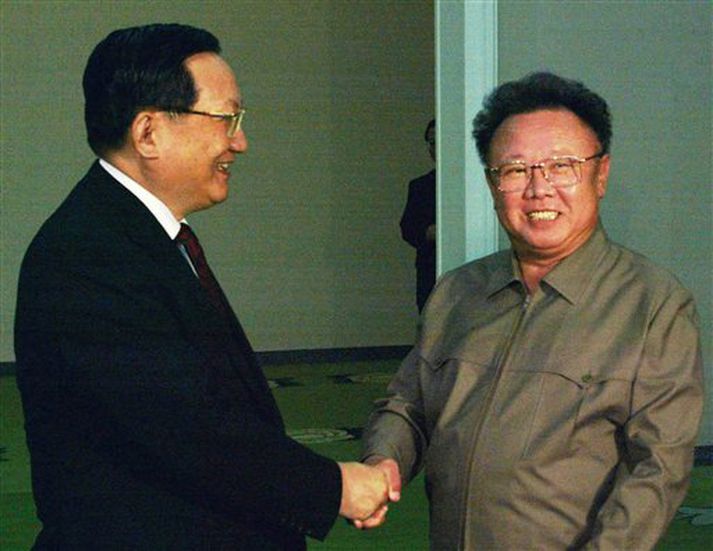 Kim Jong-il (t.h.) og Tang Jiaxuan, embættismaðurinn sem Hu Jintao, forseti Kína sendi til viðræðna við Norður-Kóreumenn.