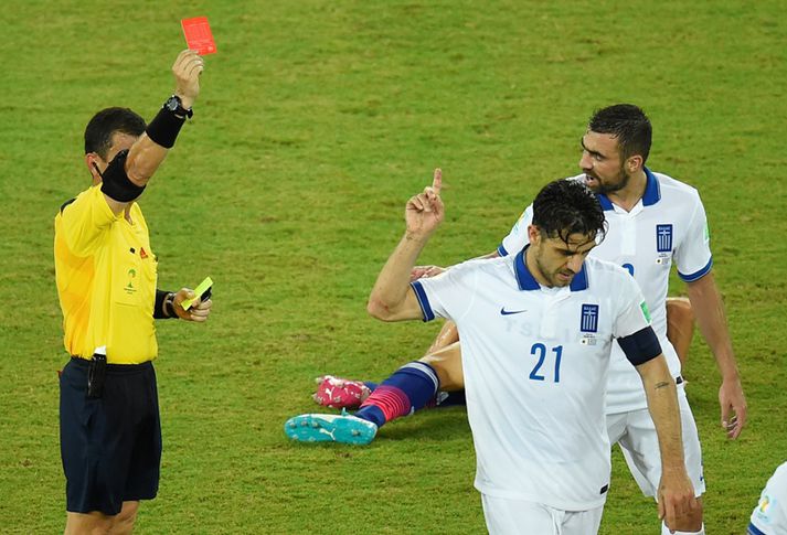 Kostas Katsouranis fær hér að líta rauða spjaldið í kvöld.