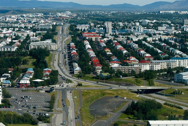 Íbúðaverð á höfuðborgarsvæðinu lækkaði um 0,8 prósent í júní.