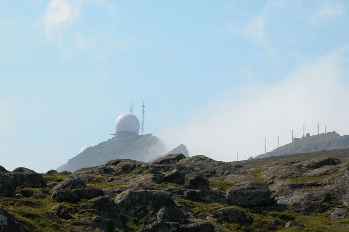 Ratsjárstöðin í Færeyjum. Hún er í 750 metra hæð á Sornfelli um tólf kílómetra norðvestan Þórshafnar.