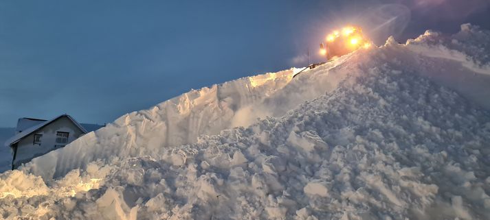 Vinnuvél að störfum við að brytja niður sylluna.