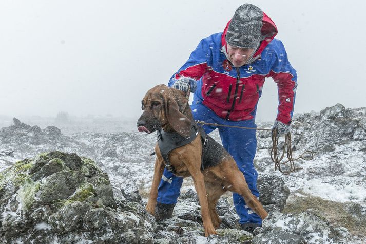 Sporhundurinn Perla ásamt þjálfara sínum.