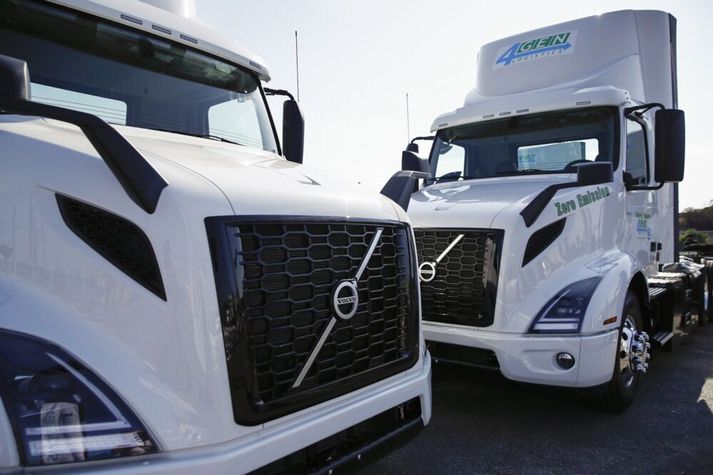 Rafknúnir vörubílar frá Volvo. Sænska fyrirtækið er eitt þeirra sem hvetur Evrópusambandið til þess að láta ekki undan þrýstingi evrópskra iðnfyrirtækja um að grafa undan viðskiptakerfi þess með losunarheimildir.