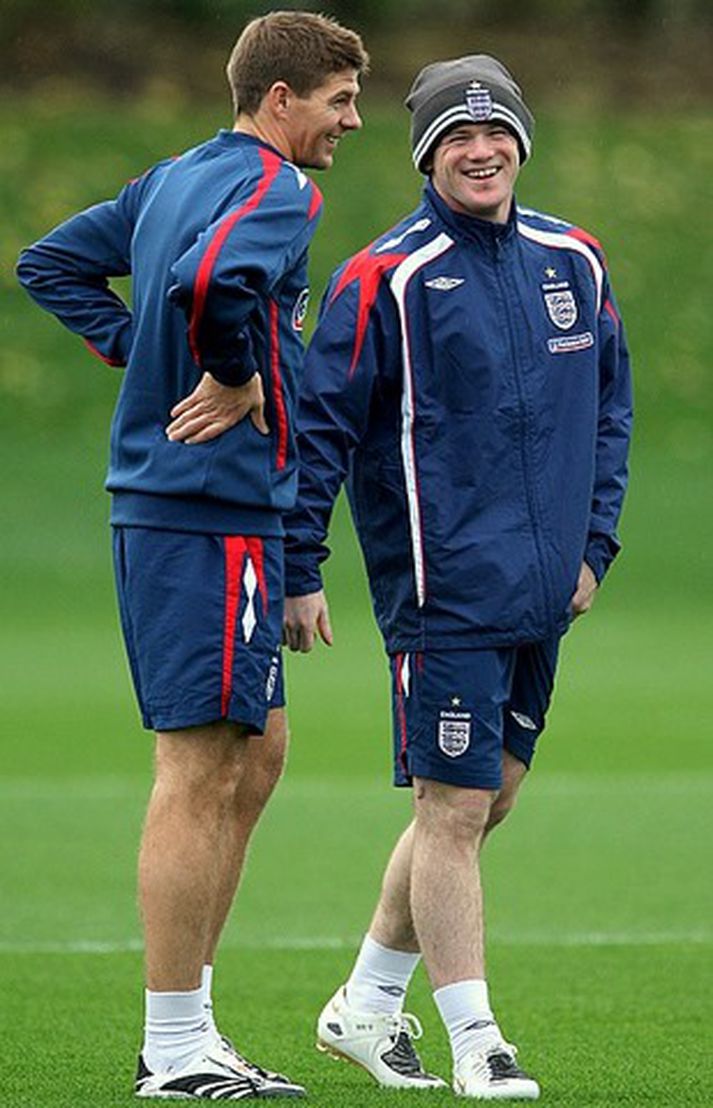 Wayne Rooney og Steven Gerrard gantast á æfingu með enska landsliðinu í dag.