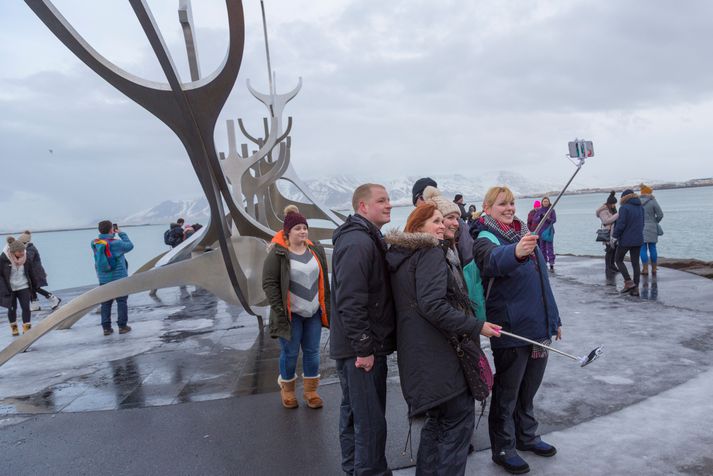 Ferðaþjónustan hefur verið aðaldrifkraftur hagvaxtar hér á landi undanfarin ár en nú eru blikur á lofti í greininni.