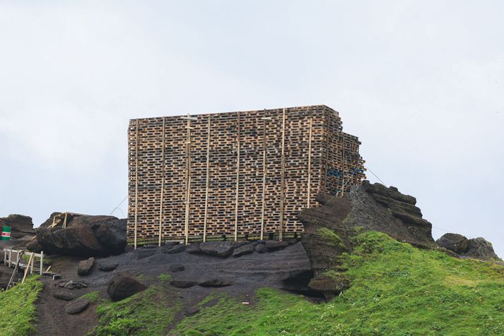 Brennuviður á Fjósakletti bíður eftir að vera brenndur.