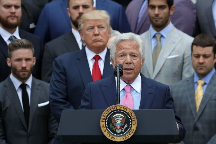 Robert Kraft, eigandi New England Patriots, á Gillette-völlinn þar sem leikir eiga að fara fram á HM í sumar.