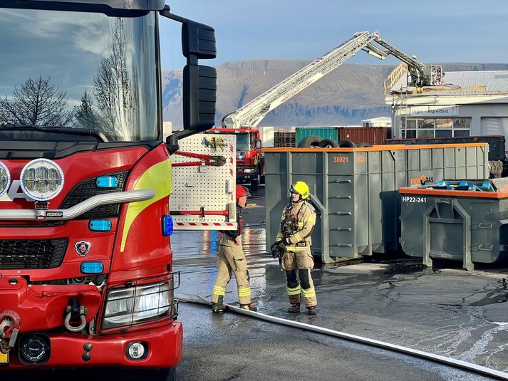 Eldurinn mun hafa verið að mestu slökktur en verið er að ganga úr skugga um að hann hafi ekki dreift meira úr sér í þakinu.