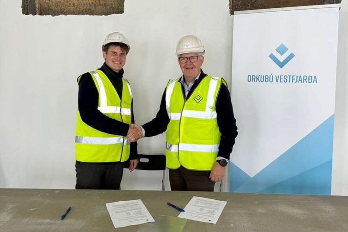 Jóhann Páll Jóhannsson, umhverfis-, orku- og loftslagsráðherra, og Elías Jónatansson, forstjóri Orkubús Vestfjarða, undirrita samning um orkuskipti í Flatey.
