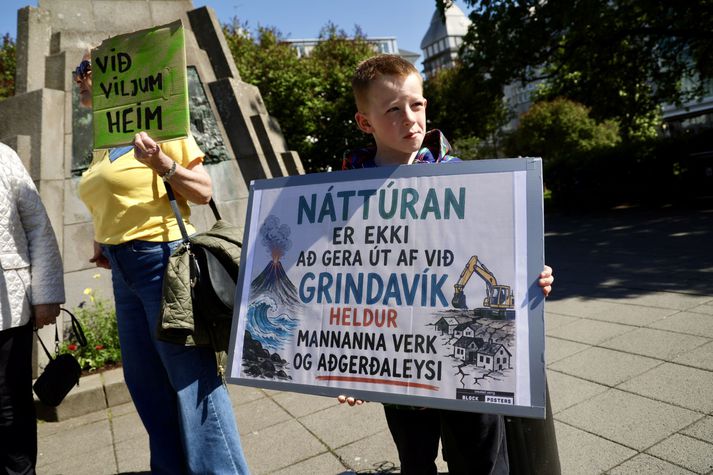 Tæplega þrjátíu voru mættir fyrir utan Alþingishúsið að mætmæla nú í hádeginu.