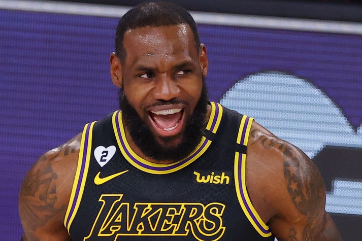 LeBron James þurfti bara að spila þrjá fyrstu leikhlutana þegar Los Angeles Lakers liðið rúllaði yfir Portland Trail Blazers í úrslitakeppni NBA deildarinnar í nótt.