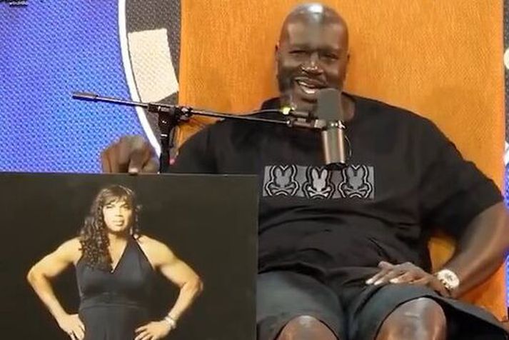Shaquille O’Neal lofaði að klæðast kjólnum sem Charles Barkley er í á þessari mynd.