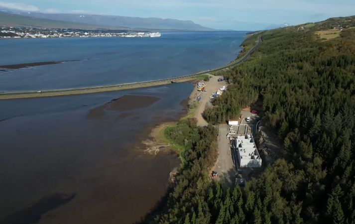 Skógarböðin eru í skógu vaxni landi við Akureyri.