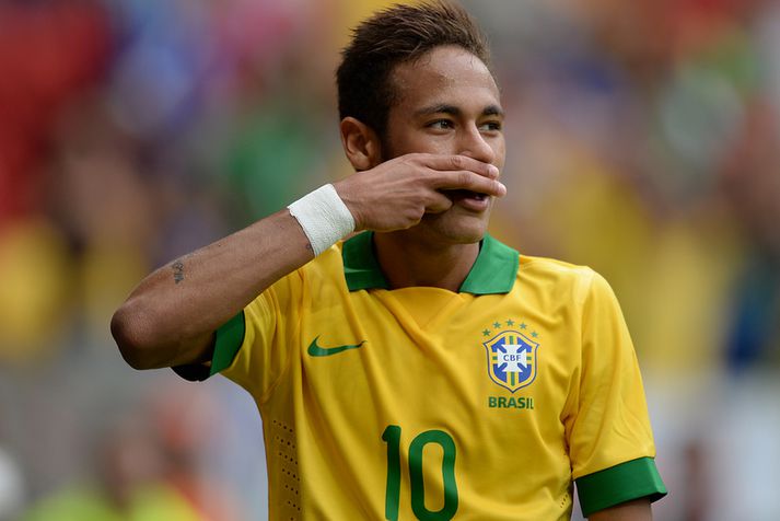 Neymar fagnar í kvöld.