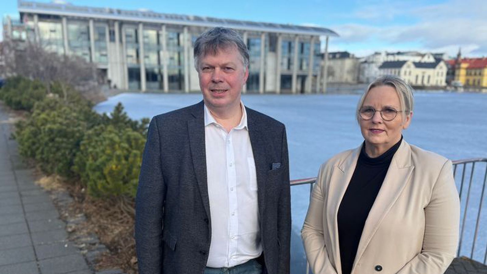 Margir sátu hjá þegar launin voru hækkuð