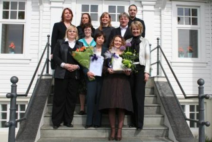 Á myndinni eru fulltrúar í mannréttindaráði Reykjavíkurborgar, Anna Kristinsdóttir, mannréttindastjóri,Marta Guðjónsdóttir formaður mannréttindaráðs,Ahn Dao Tran og Sólveig Ólafsdóttir sem veittu verðlaunum viðtöku ogHanna Birna Kristjánsdóttir borgarstjóri.