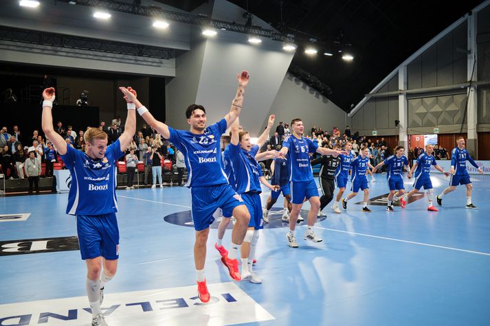 Ísland spilar fyrsta leikinn á EM gegn Ítalíu klukkan fimm. 