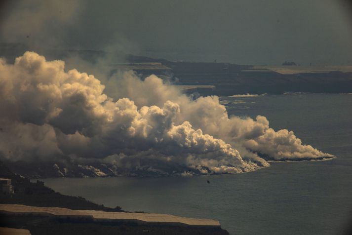 Hraunið rennur óhindrað í sjó fram frá gosstöðvunum á Cumbre Vieja á eyjunni La Palma. Alls hafa 855 hús eyðilagst í umbrotunum hingað til, en þó engan sakað.