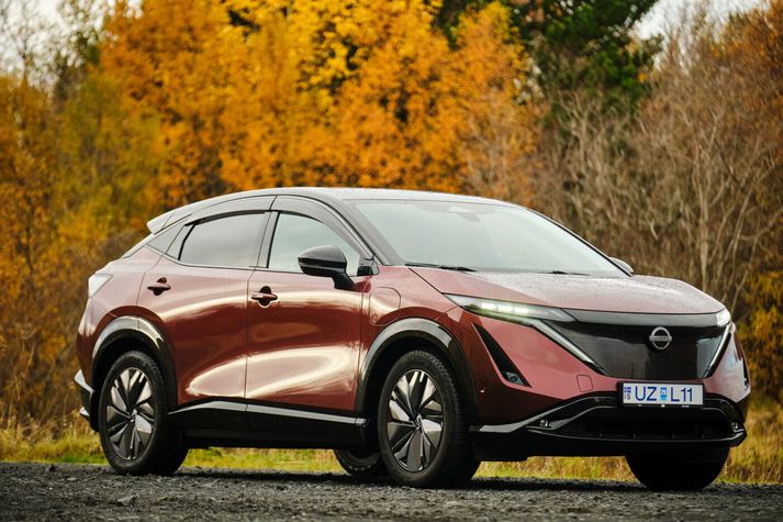 Nissan Ariya er bíll sem sameinar japanskan einfaldleika og evrópsk þægindi í fallegri heild. Sannarlega bíll sem hentar vel fjölskyldufólki sem vill auk þess gott pláss fyrir farangur og útivistardót. Blaðamaður Vísis reynsluók bílinn fyrir skemmstu. 