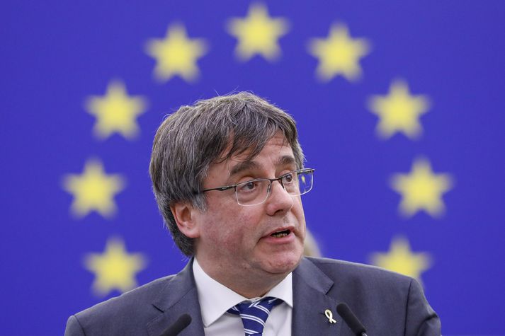 Carles Puigdemont var kjörinn á Evrópuþingið árið 2019 þrátt fyrir að hann ætti yfir höfði sér ákæru í tengslum við sjálfstæðisyfirlýsingu Katalóníu tveimur árum áður. Þingið ákvað að svipta hann friðhelgi sem þingmenn njóta árið 2021.