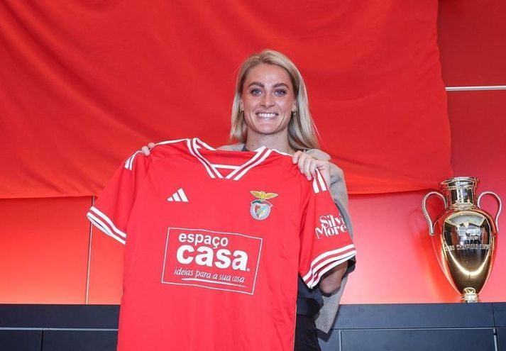 Svava Rós Guðmundsdóttir með búning Benfica. Henni var úthlutað treyju númer 36 hjá félaginu.