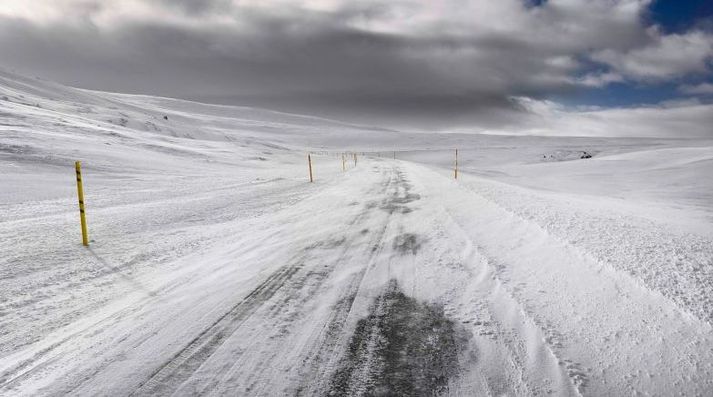 Vetrarfærð er um norðanvert landið og flughált á nokkrum köflum.