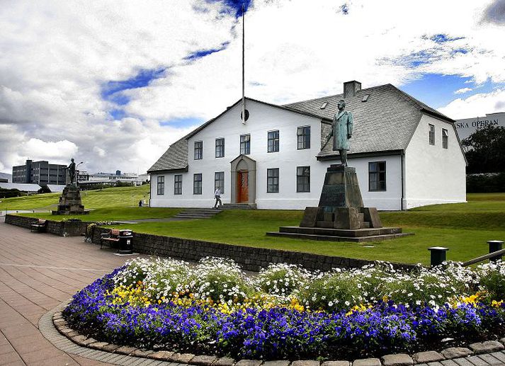 Stjórnarráðshúsið Sjávarútvegs- og landbúnaðarráðuneyti, efnahags- og viðskiptaráðuneyti og iðnaðarráðuneyti renna öll saman í atvinnuvega- og nýsköpunarráðuneyti.fréttablaðið/gva