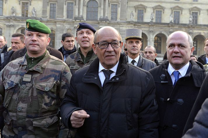 Jean-Yves Le Drian, varnarmálaráðherra Frakklands segir mikilvægt að líta tölvuárásir alvarlegum augum.